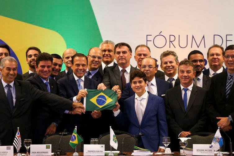 Bolsonaro diz a governadores que h&aacute; medidas amargas, mas necess&aacute;rias