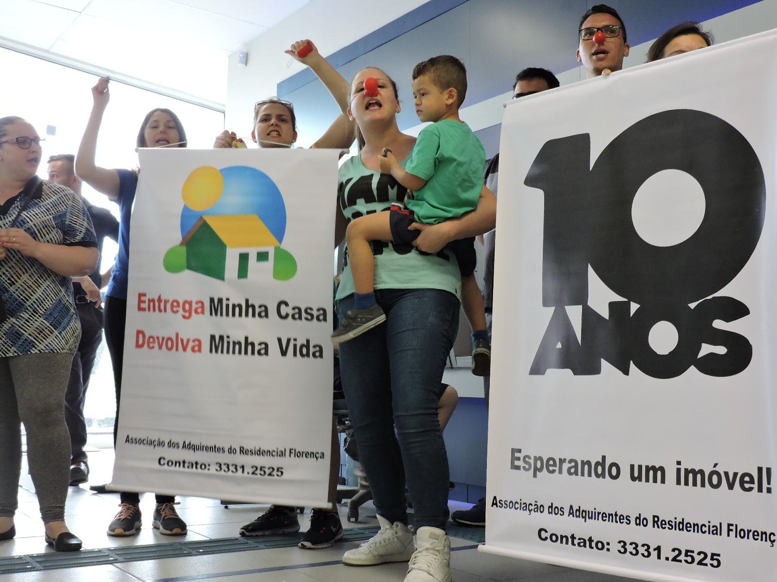 Adquirentes de apartamentos n&atilde;o entregues fazem manifesta&ccedil;&atilde;o em frente &agrave; ag&ecirc;ncia da Caixa