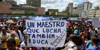 Professores venezuelanos enfrentam polícia em protesto salarial