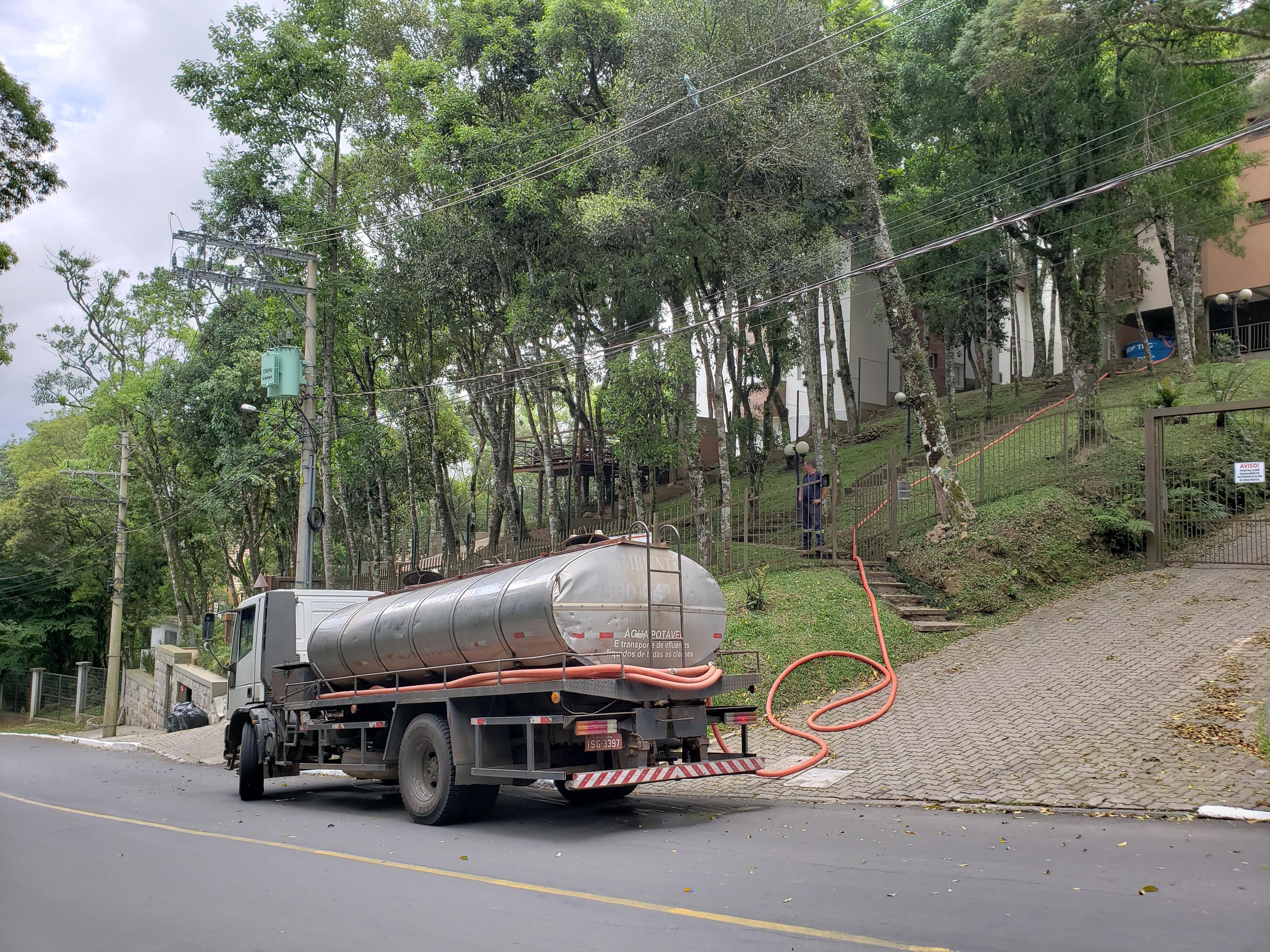 Caminh&atilde;o-pip&atilde;o &eacute; utilizado para abastecer reservat&oacute;rios 