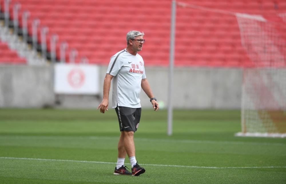 Odair Hellmann orientou mais um treino fechado nessa quarta