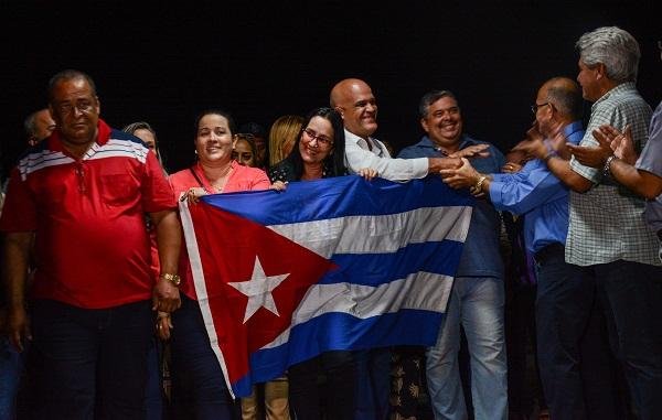 Retornam a Cuba os primeiros 196 m&eacute;dicos que estavam no Brasil