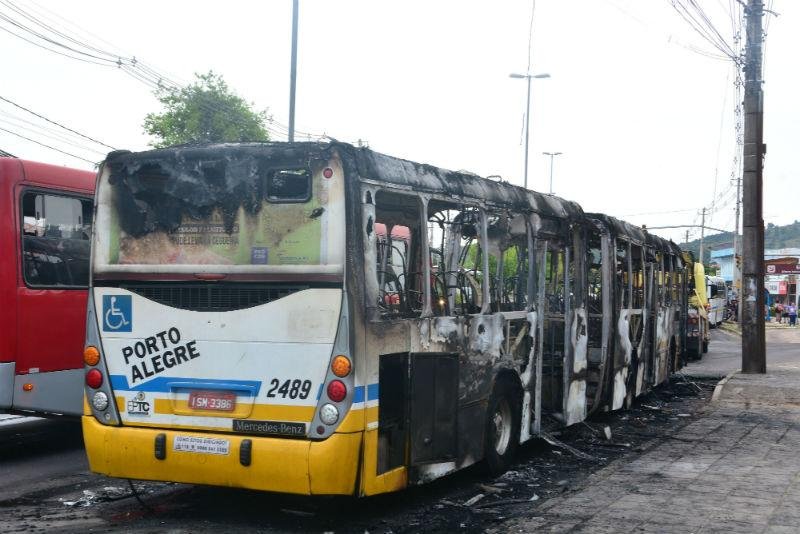 &Ocirc;nibus que atende o bairro Restinga ficou totalmente destru&iacute;do