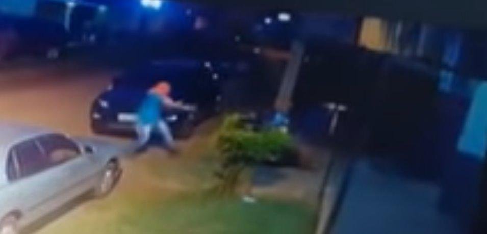C&acirc;meras de seguran&ccedil;a flagraram a a&ccedil;&atilde;o dos criminosos