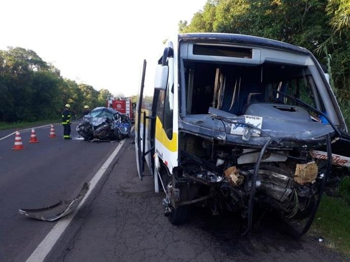 Colis&atilde;o frontal entre micro-&ocirc;nibus e t&aacute;xi ocorreu no km 6 da RSC 453 