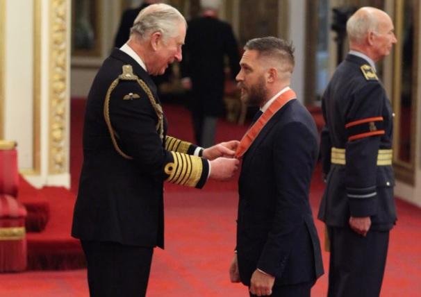 Tom Hardy recebe condecora&ccedil;&atilde;o do pr&iacute;ncipe Charles