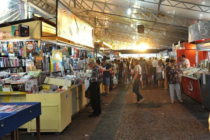 Pra&ccedil;a tem sido lugar do livro, dos livreiros, das bancas e dos leitores
