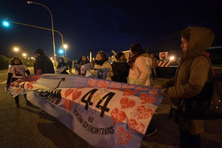 Familiares dos tripulantes se reuniram na base naval de Mar del Plata ap&oacute;s a localiza&ccedil;&atilde;o do submarino