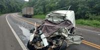 Em Marques de Souza, uma colisão entre um caminhão e um Fiat Fiorino causou a morte de duas pessoas