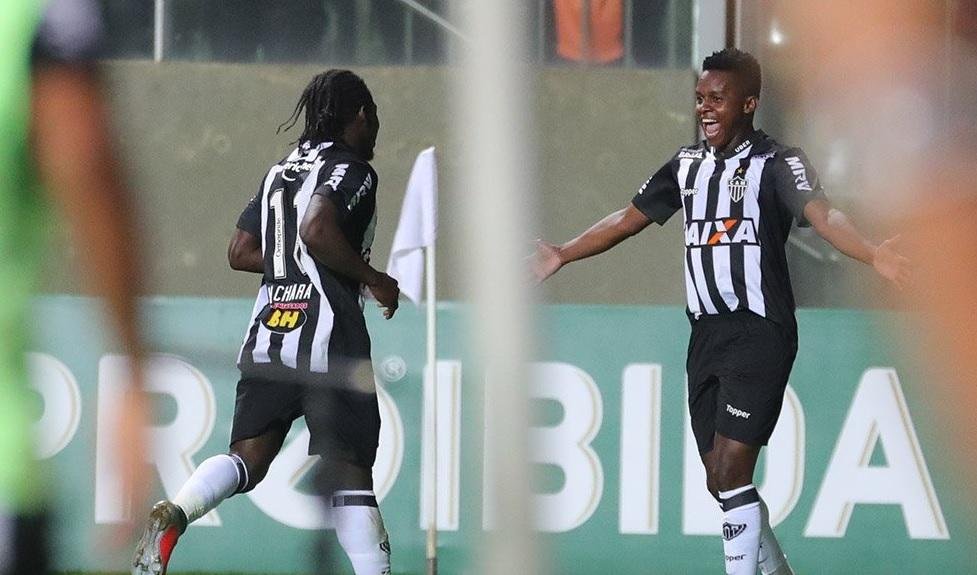 Cazares (&agrave; direita) celebra com Char&aacute; o gol marcado no Independ&ecirc;ncia 