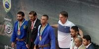 Presidente eleito entrega medalhas aos vencedores na categoria faixa marrom adulto no Grand Slam de Jiu-Jitsu