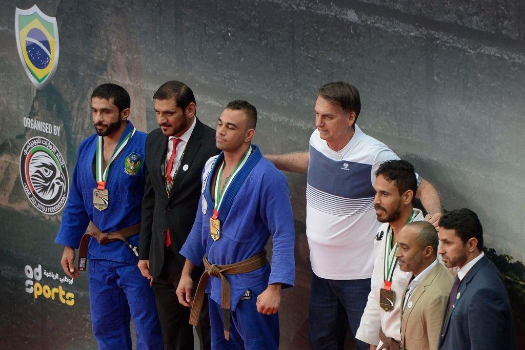 Presidente eleito entrega medalhas aos vencedores na categoria faixa marrom adulto no Grand Slam de Jiu-Jitsu