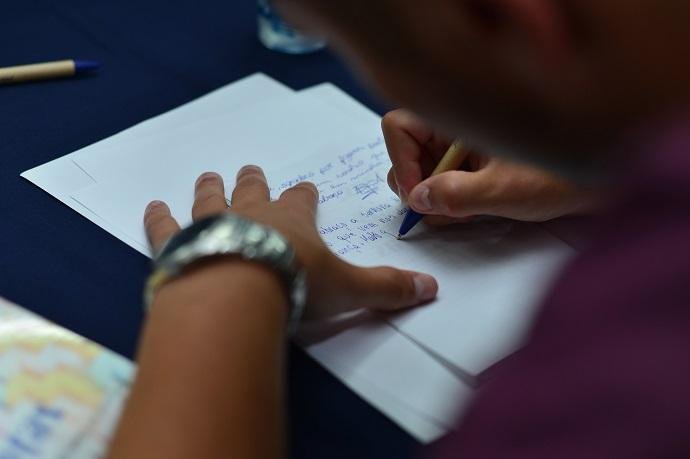 Registro da sess&atilde;o de aut&oacute;grafos de "Dobras, pinc&eacute;is e vozes"