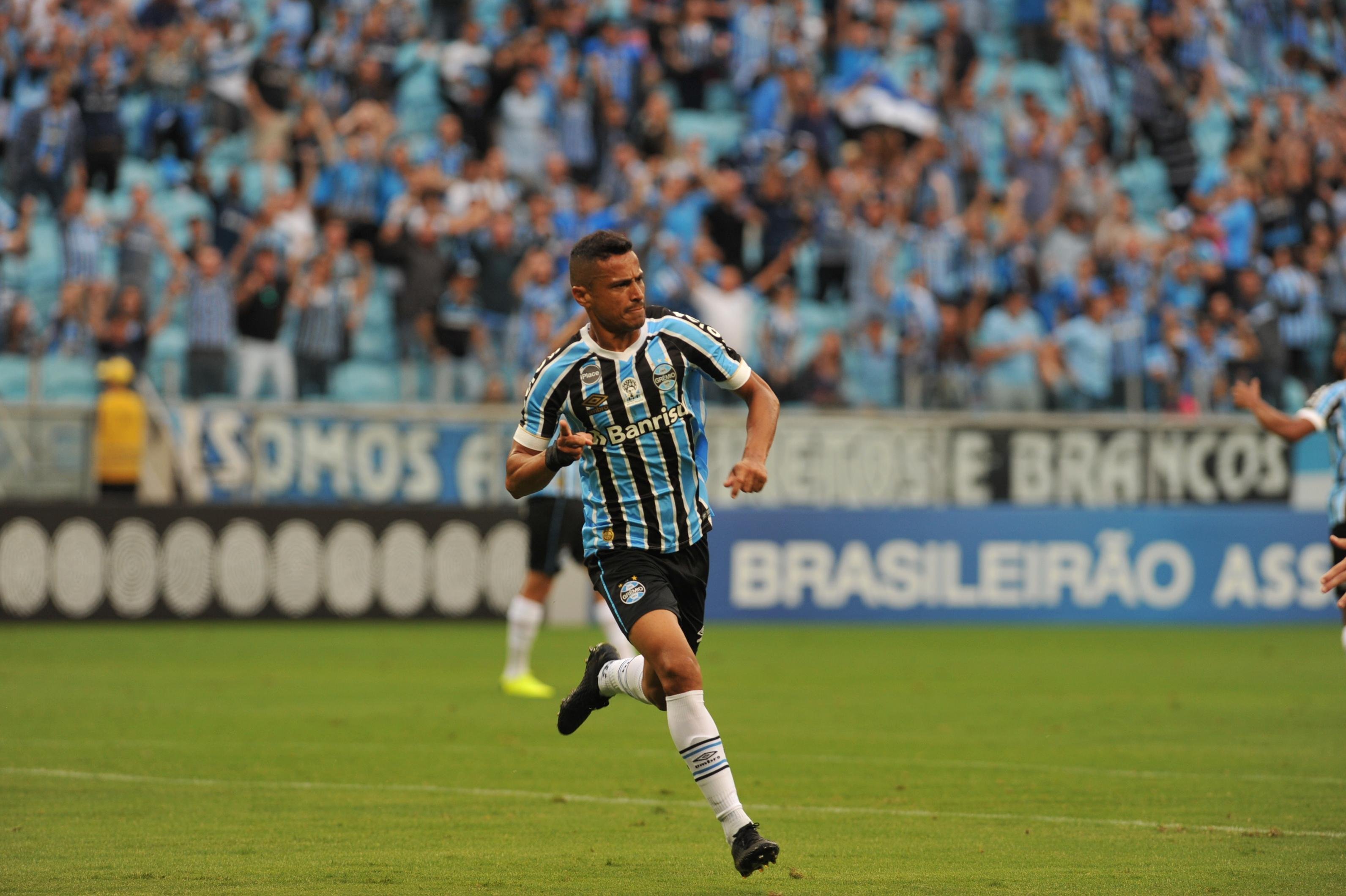 C&iacute;cero marcou o primeiro gol do Gr&ecirc;mio