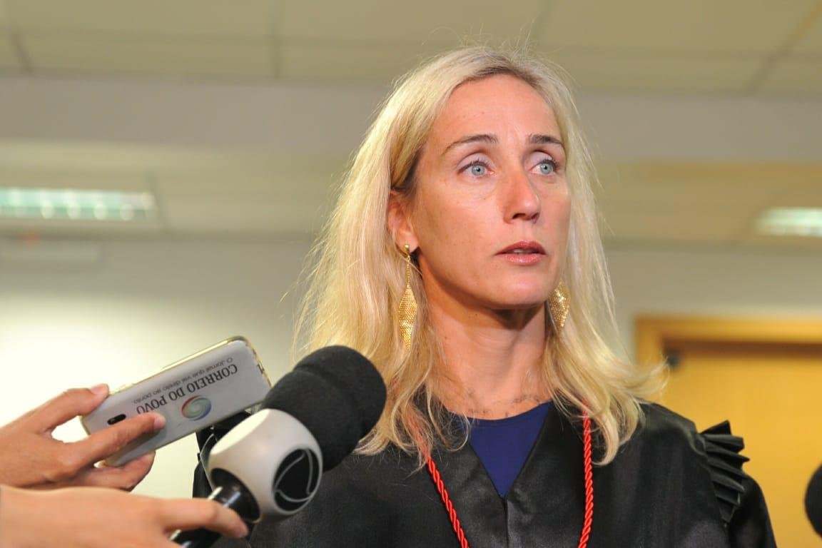 Promotora de Justi&ccedil;a Luciane Feiten Wingert 