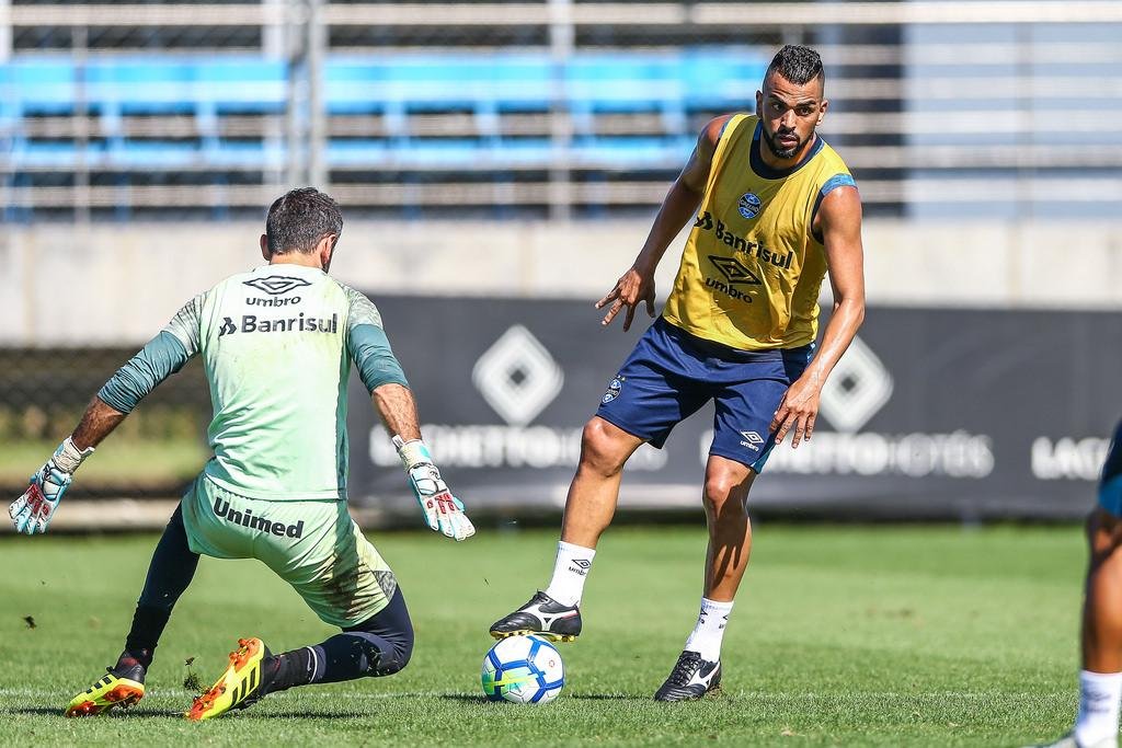 Maicon voltou a treinar nesta segunda-feira