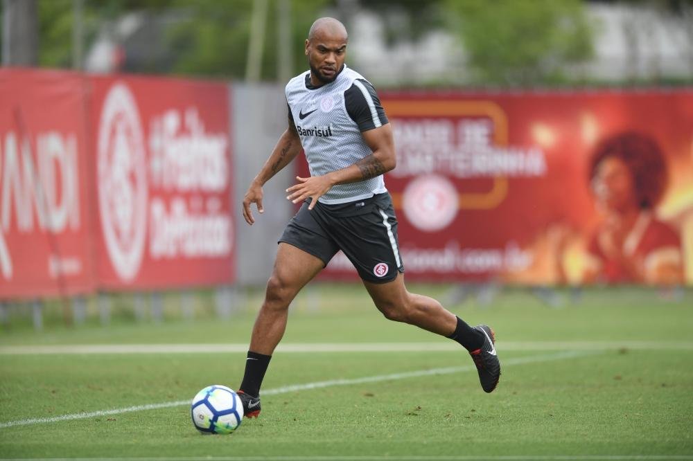 Jogadores que n&atilde;o enfrentaram o Cear&aacute; tiveram que encarar forte calor num exerc&iacute;cio em campo reduzido
