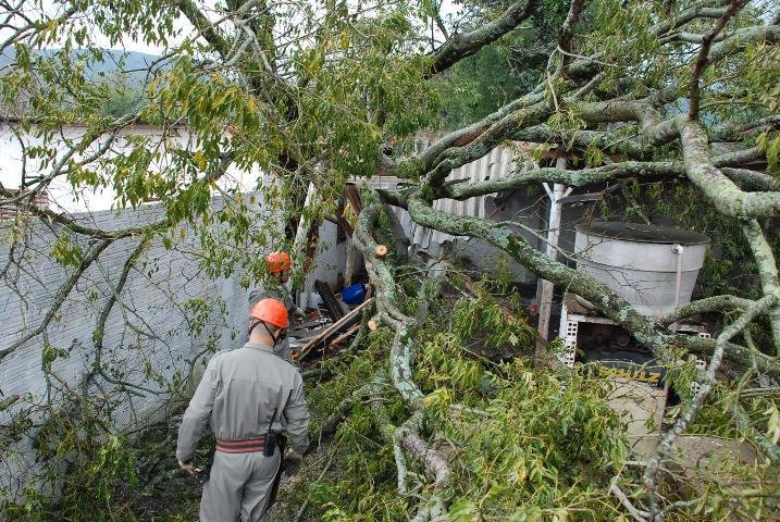 Cerca de 20 casas s&atilde;o destelhadas em Santa Maria por causa do vento 