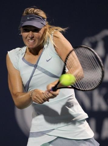 Sharapova sofre, mas vence Dementieva em Stanford