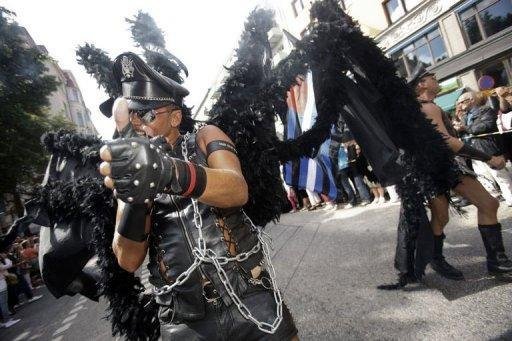 Parada Gay re&uacute;ne mais de 30 mil em Estocolmo