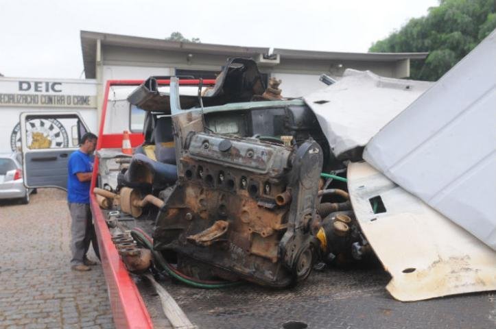 Pe&ccedil;as de carros tamb&eacute;m foram apreendidas com os presos