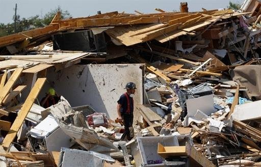 Volunt&aacute;rios ajudam v&iacute;timas de tornados nos EUA