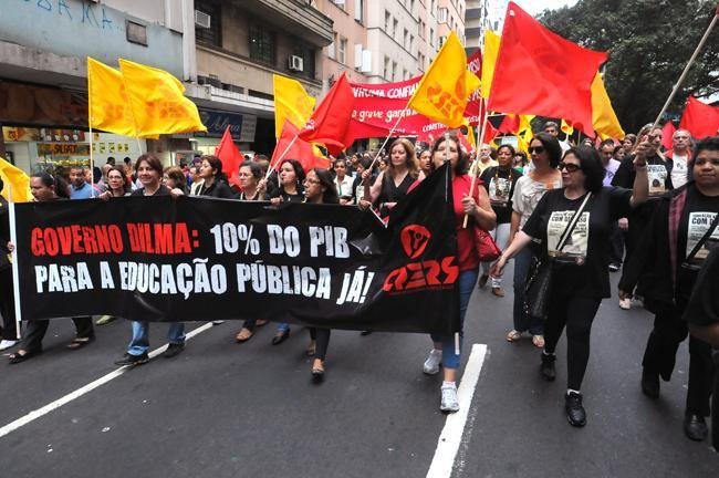 Manifesta&ccedil;&atilde;o do Cpers re&uacute;ne milhares de pessoas em frente ao Piratini