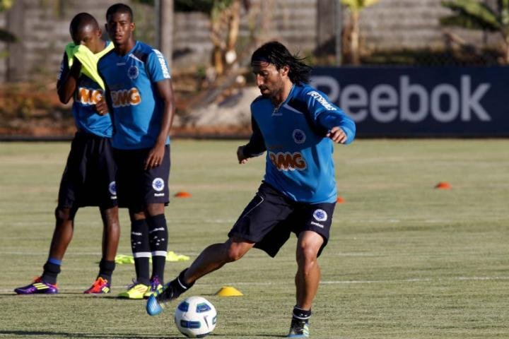 Far&iacute;as deve ficar no banco de reservas contra o Gr&ecirc;mio