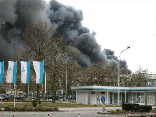 Coluna de fuma&ccedil;a de 100 metros de altura saiu do tanque, mas inc&ecirc;ndio est&aacute; sob controle