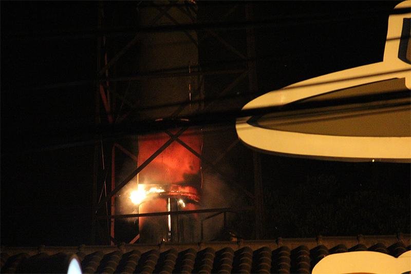 Lancheria de Porto Alegre &eacute; evacuada ap&oacute;s chamin&eacute; pegar fogo