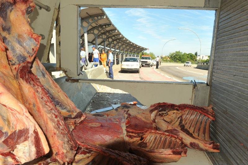 Caminh&atilde;o tomba em viaduto de Porto Alegre