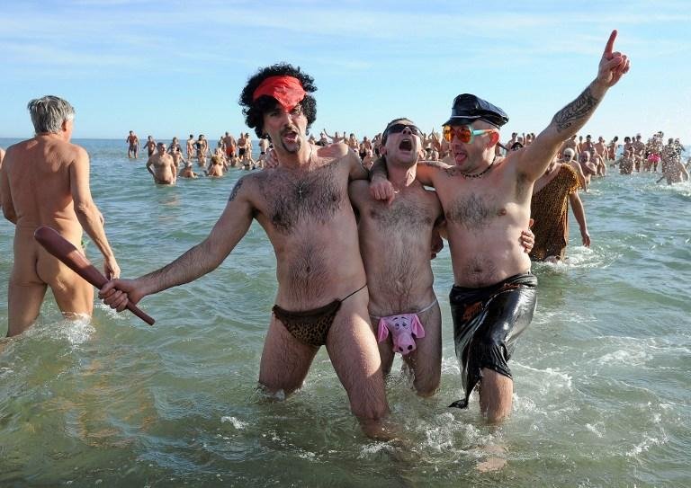 Franceses comemoram fim de 2012 na praia nudista de Cap d`Agde