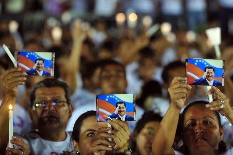 Manifestantes pr&oacute;-Ch&aacute;vez realizam cerim&ocirc;nias para rezar pelo venezuelano desde o dia da cirurgia, em 11 de dezembro