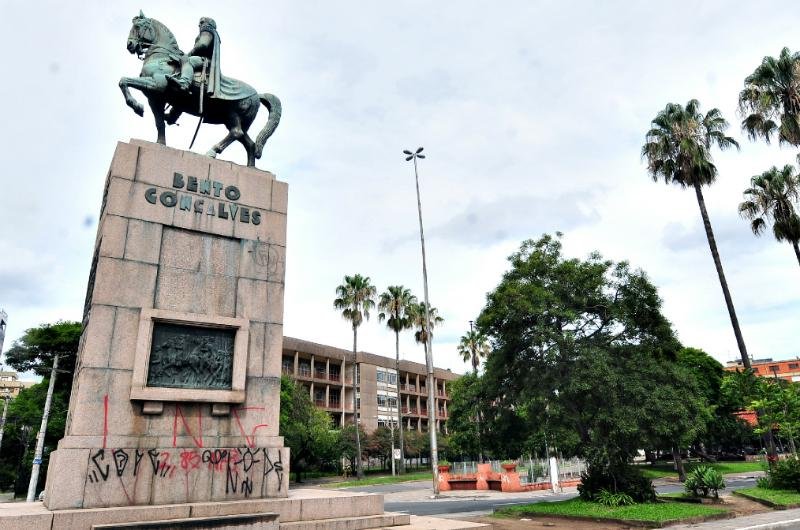 Monumentos como o de Bento Gon&ccedil;alves, na avenida Jo&atilde;o Pessoa, s&atilde;o alvo de pichadores