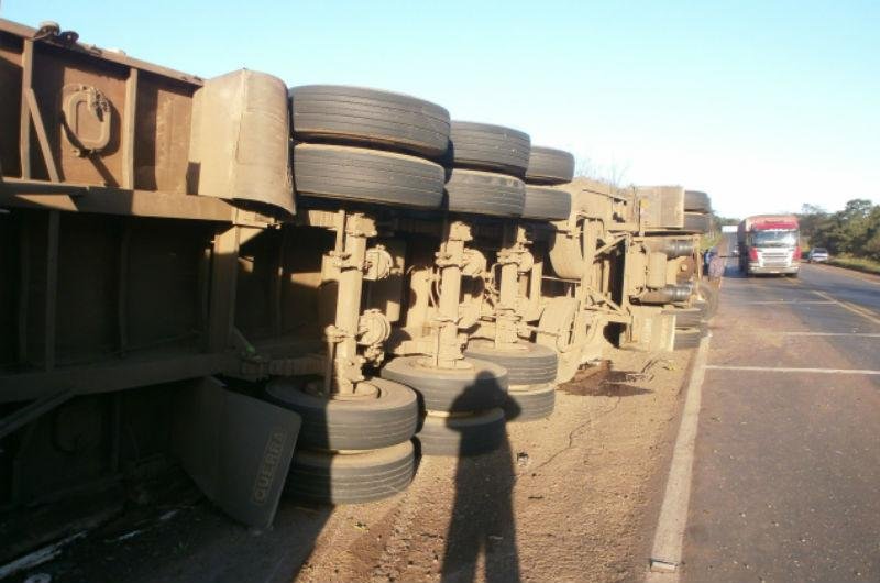 Caminh&atilde;o tomba na BR 386 em Frederico Westphalen