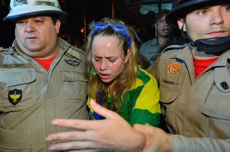 Manifestante ficou ferida ap&oacute;s pol&iacute;cia disparar bombas de efeito moral