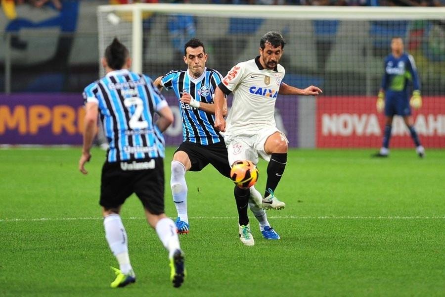Gr&ecirc;mio elogia Douglas, mas nega negocia&ccedil;&atilde;o