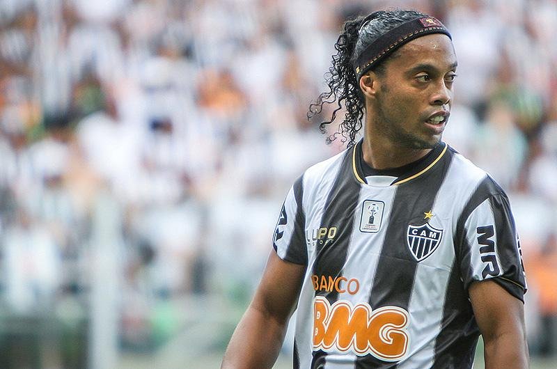 Assis vai falar com Atl&eacute;tico-MG antes de definir futuro de Ronaldinho