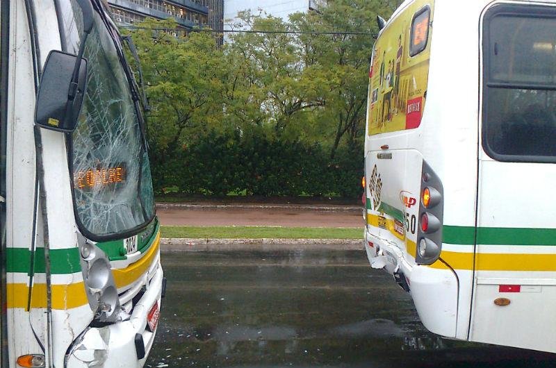 Dois &ocirc;nibus colidem em via de Porto Alegre