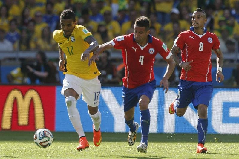 Luiz Gustavo est&aacute; suspenso para a partida contra a Col&ocirc;mbia