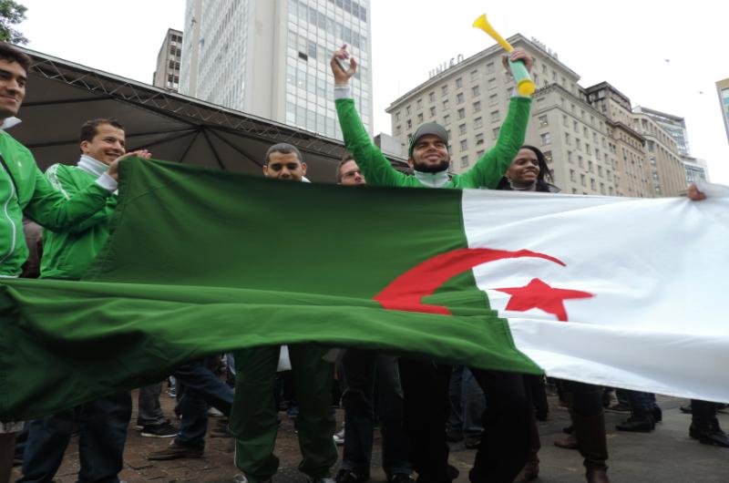 Ao som de Cheb Khaled, torcedores cantaram e dan&ccedil;aram