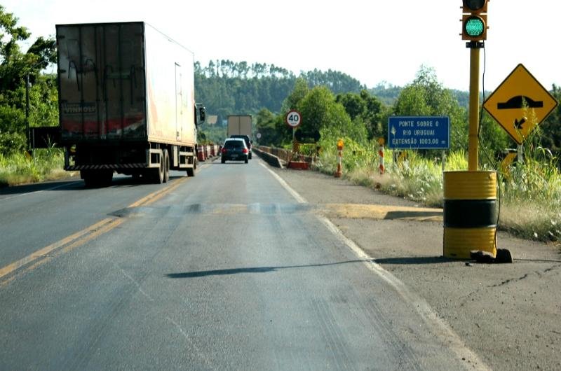 Liberado tr&aacute;fego na ponte sobre rio Uruguai, em Ira&iacute;