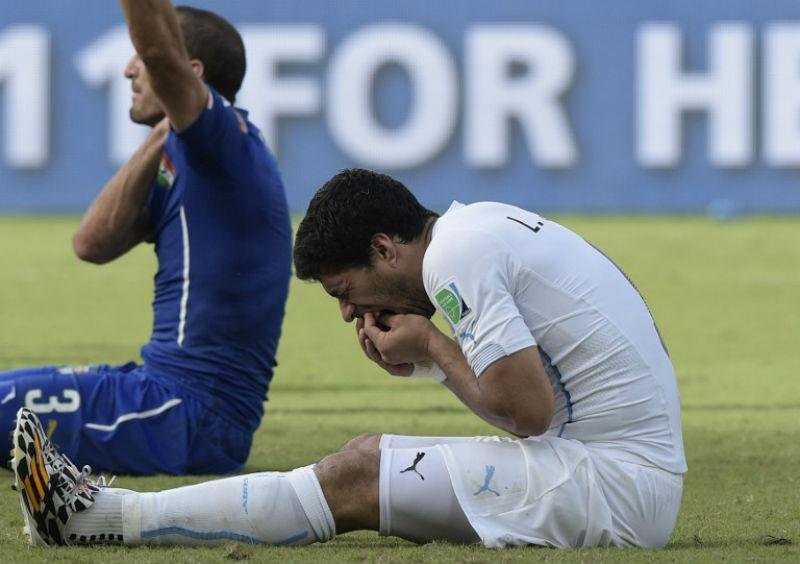 Su&aacute;rez admitiu pela primeira vez ter mordido Chiellini