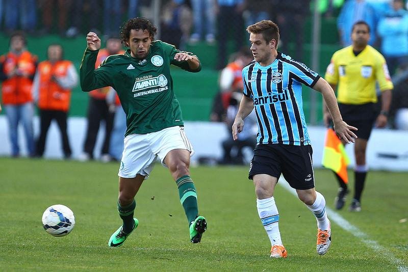 Ramiro acredita em Gr&ecirc;mio mais forte pela concorr&ecirc;ncia por vaga no time