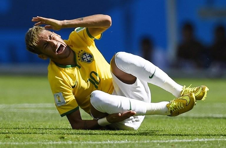 Neymar foi "ca&ccedil;ado" na partida das oitavas contra o Chile no s&aacute;bado