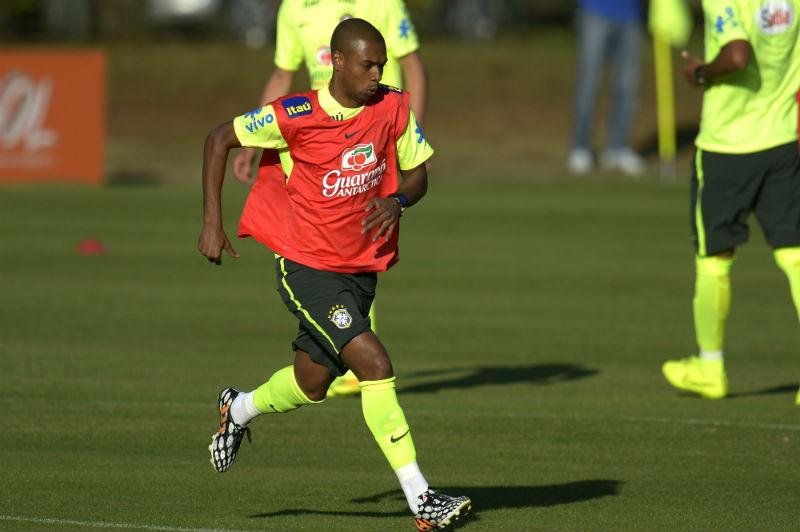 Fernandinho afirma que pode substituir Luiz Gustavo contra a Col&ocirc;mbia