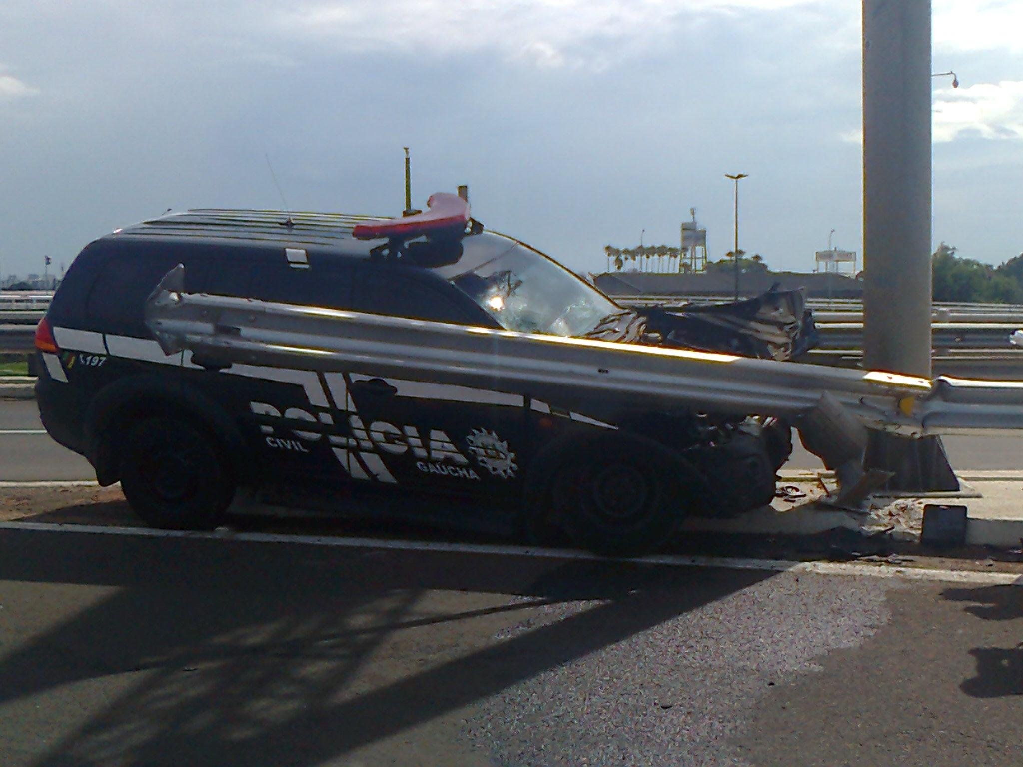 Pajero chocou-se contra guard-rail e poste de sinaliza&ccedil;&atilde;o