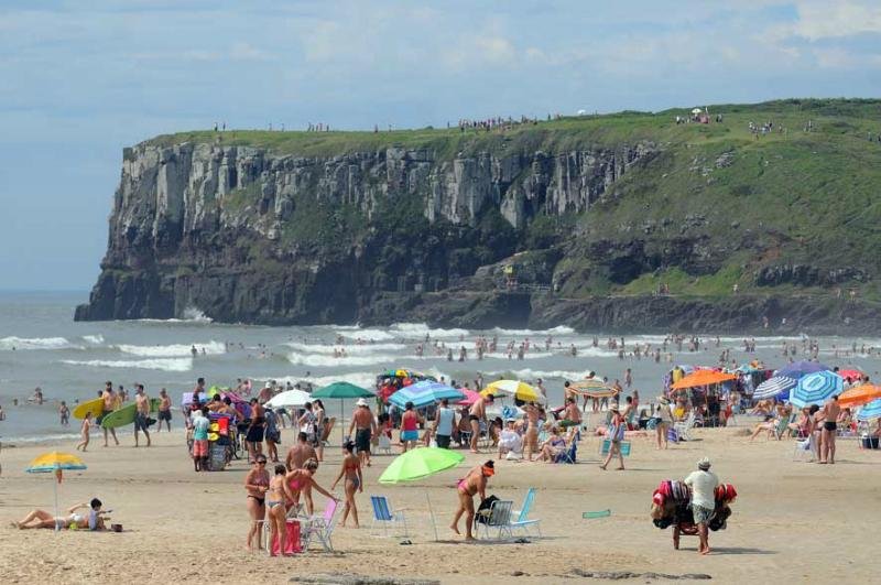 Pela manh&atilde; praia estava com sol intenso