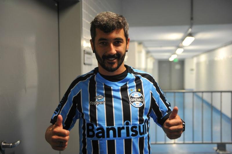 Douglas foi o primeiro refor&ccedil;o do Gr&ecirc;mio para 2015