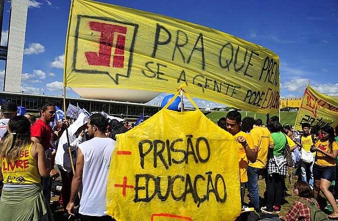 Grupos pr&oacute;s e contras tentam entrar na C&acirc;mara dos Deputados